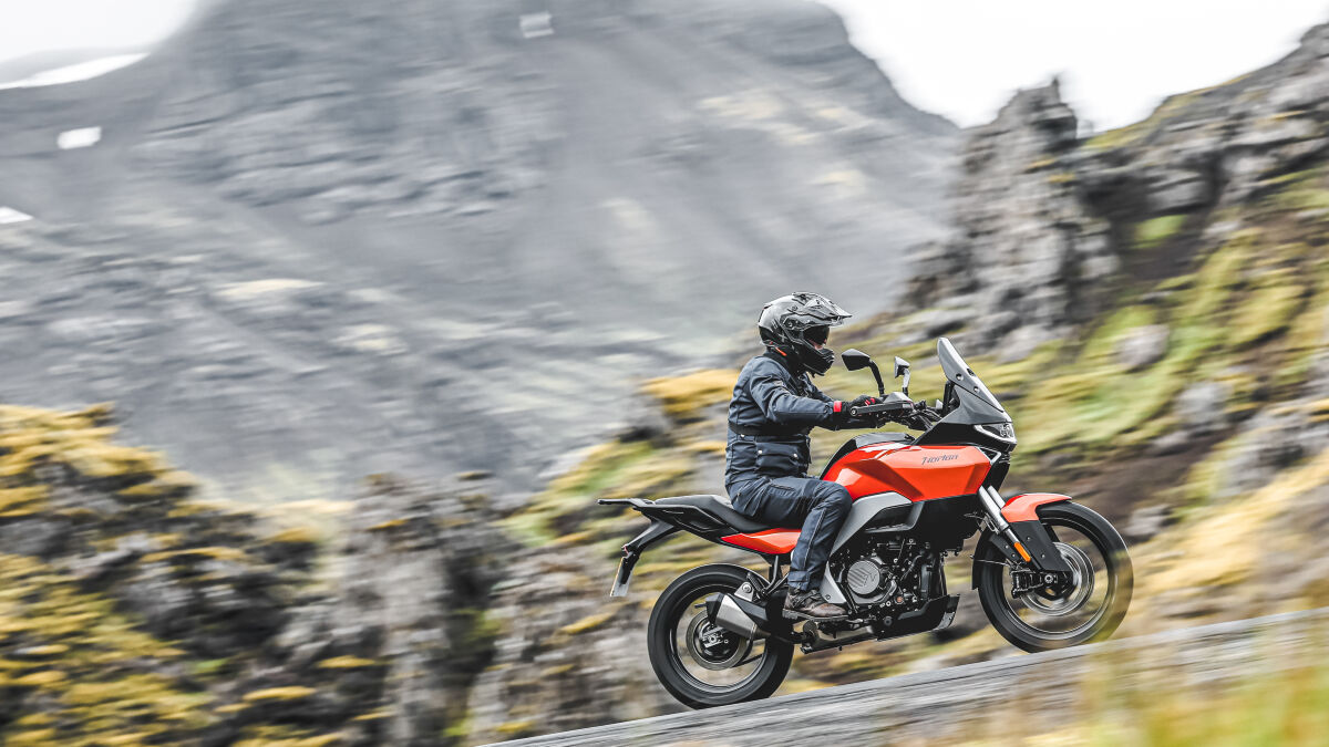 Tja, und wie fährt sich die neue britische Reiseenduro, die bei Nortons Konzernmutter TVS in Indien gefertigt wird? Das dürfen wir euch leider erst ab dem 21. Juli 2026 (13:01 Uhr) verraten, bis dahin gilt wegen der noch laufenden internationalen Fahrpräsentation ein Embargo auf Fahreindrücke