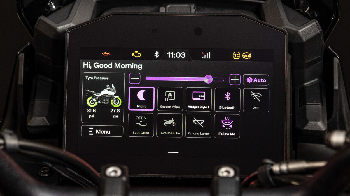 Darf es ein wenig mehr sein? Multimedia-Steuerung (Musik und Anrufe), Navigationssteuerung, GoPro-Steuerung, Over-the-air-Updates für Software (S-OTA) und Firmware (F-OTA), Fahrt-Telematik, Reifendruckkontrolle – Norton greift elektronisch in die Vollen bei Atlas und Manx R