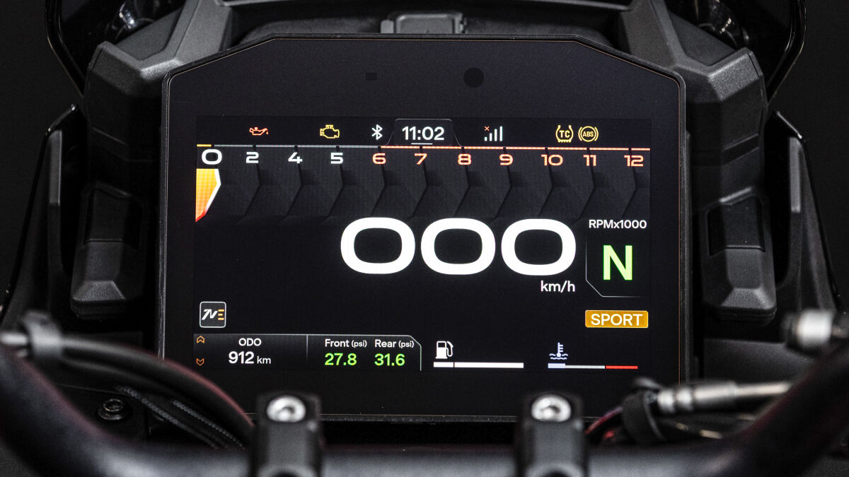 Lesebrille überflüssig: Der Farb-Touchscreen der Norton Atlas misst amtliche 8 Zoll. TFT-Display und Bedienlogik sind identisch mit der Norton Manx R