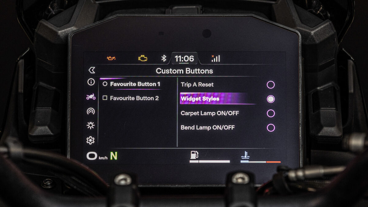 Über die linke Armatur können zwei Kurzzwahltasten mit unterschiedlichen Funktionen belegt werden. Die Display-Ansicht kann über Widgets individuell gestaltet werden. Die Norton Rider App funktioniert aktuell noch nicht in Deutschland, soll zum Verkaufsstart (3. Quartal 2026) aber downloadbar sein