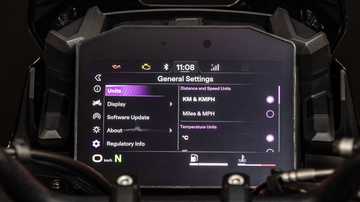 Über den Touchscreen oder den Joystick der Bedienelemente links am Lenker gelangt man ins Untermenü