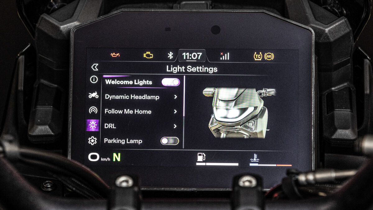 Welcome-Licht an oder aus? Dynamisches, also geschwindigkeitsabhängiges Scheinwerferlicht? Tagfahrlicht automatisch? Lässt sich alles individuell einstellen beziehungsweise aktivieren, genau wie die selbstabschaltenden Blinker, die auf Wunsch nach 30 Sekunden ausgehen