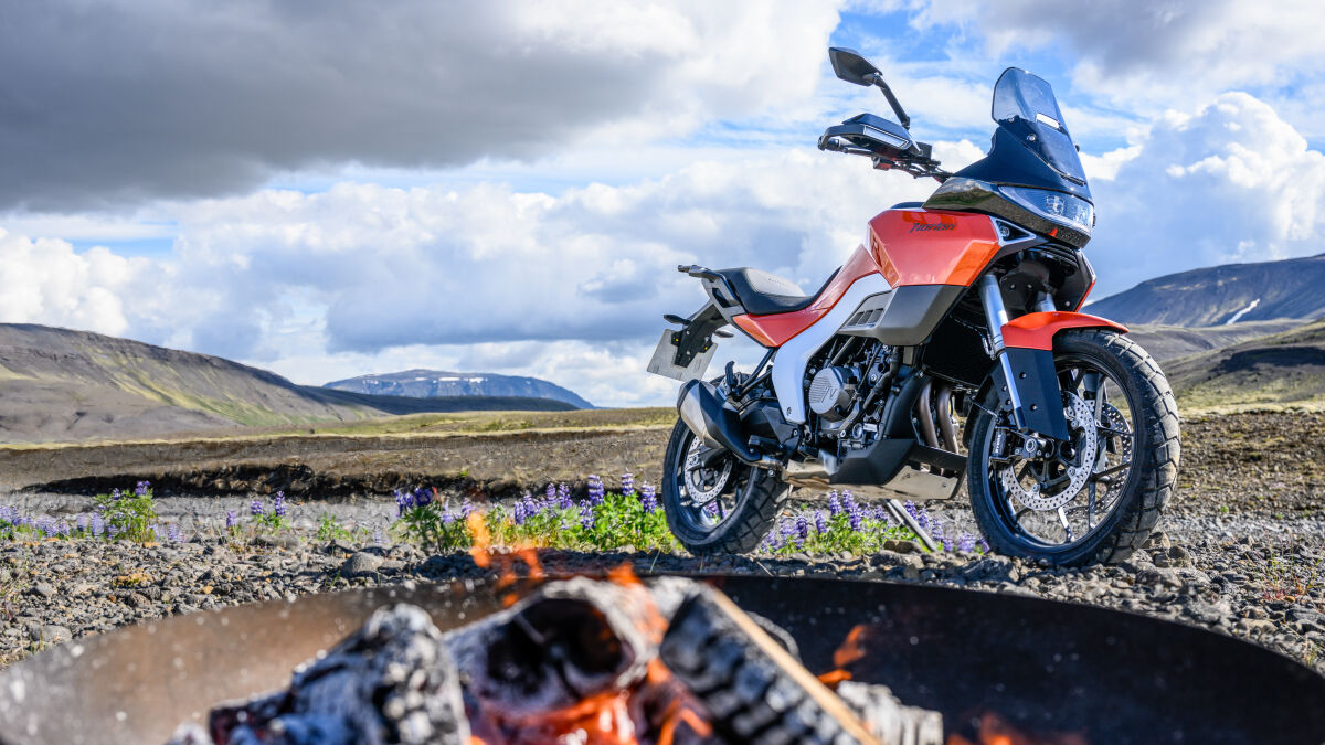 Heiß wie Feuer? Sinopia Orange heißt die Lackierung, die Norton als Launchfarbe für die neue Atlas auf Island auserkoren hat. Vier weitere Farbmixe – jeweils mit schwarzen Akzenten und alufarbener Rahmenblende – stehen anfangs zur Wahl: Hellblau (Glacier Blue), Grün (Verona Green), Silber (Trophy silver) und Schwarz (Matrix Black)