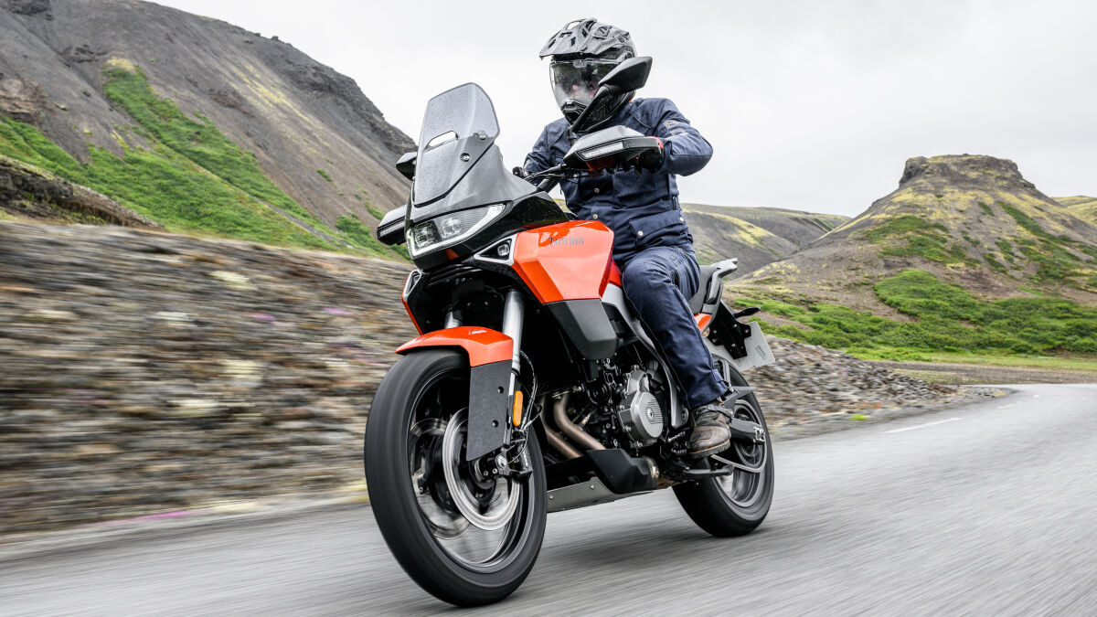70 PS bei 9.300 Touren und 57,5 Nm bei 7.300 Umdrehungen pro Minute mobilisiert der neu entwickelte Zweizylinder mit 585 ccm Hubraum. Die Sitzposition ist arttypisch aufrecht; der schmale Übergang von Sitzbank zu Tank sorgt für einen guten Knieschluss