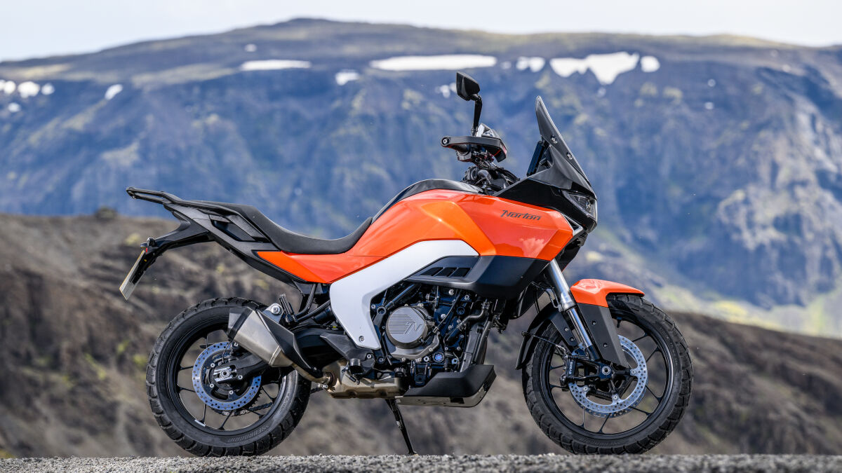 Kompakter Endtopf, toller Sound: Den kernigen Auspuffklang verdankt die Norton Atlas nicht zuletzt ihrer Motorenbauweise. Der flüssigkeitsgekühlte Zweizylinder arbeitet mit 270-Grad-Kurbelwelle und spendiert dazu ein markantes Ansauggeräusch