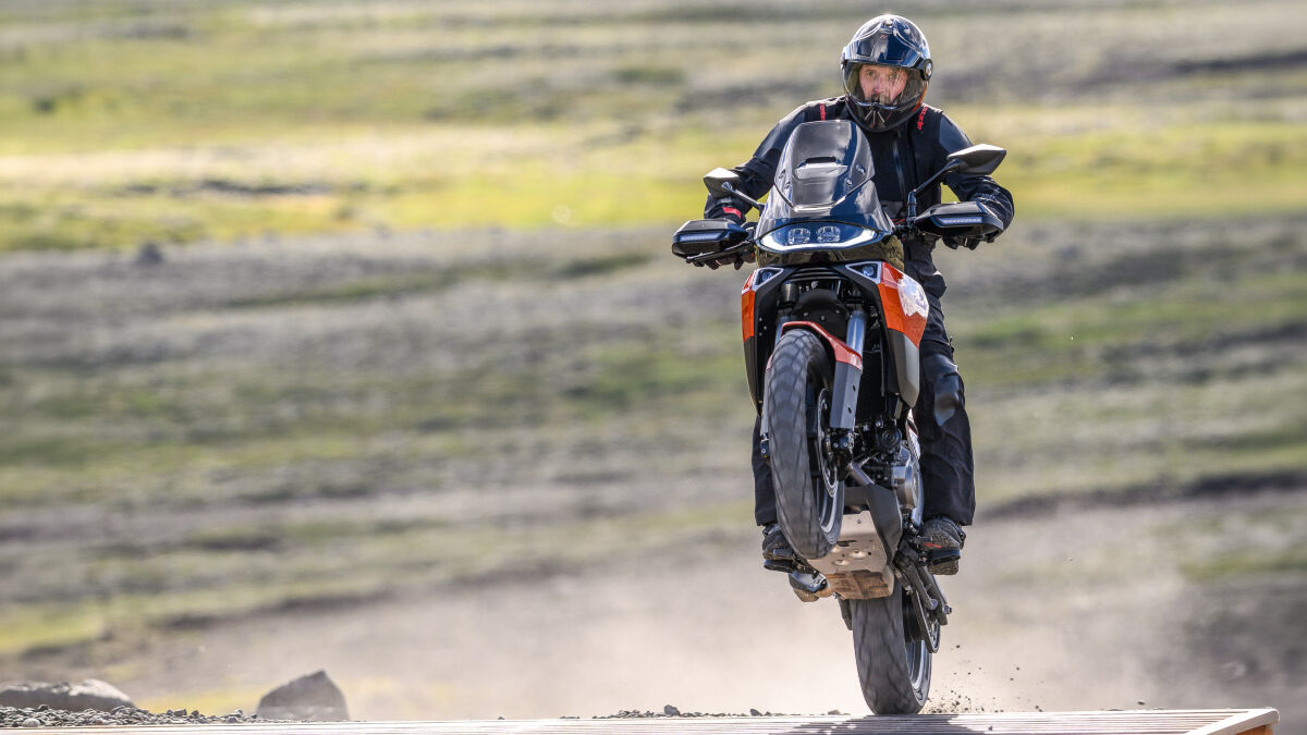 Fünf Fahrmodi hat Norton für die Atlas entworfen: Urban, Rain, Tour, Sport und Enduro. Im Geländemodus ist automatisch das Hinterrad-ABS abgeschaltet, zudem kann die mehrstufige Traktionskontrolle über eine Taste an der linken Lenkerarmatur deaktiviert werden. Der Wheelie-Modus lässt dann mehr Spiel zu