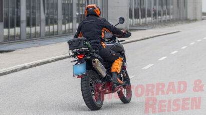 Heckansicht eines 790-Adevnture-Prototypen auf Testfahrt