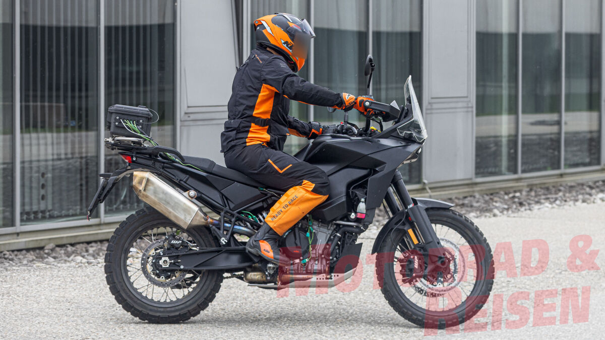 Gut sichtbar: Die kommende 790 Adventure setzt auf Rahmen und Motor der aktuellen Generation
