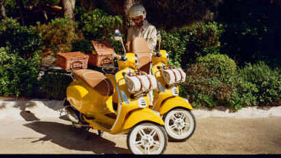 Vespa Primavera 125 „Vespa x Gigi“ mit Gepäck