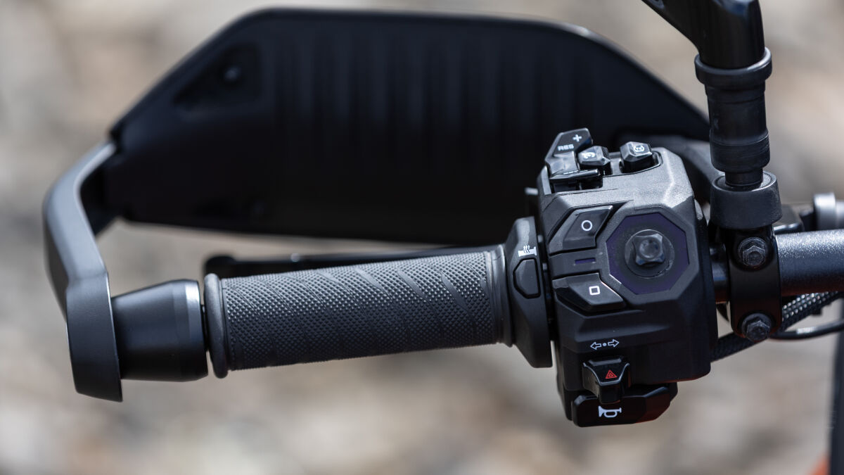 Fünf Fahrmodi hat Norton für die Atlas entworfen: Urban, Rain, Tour, Sport und Enduro. Im Geländemodus ist automatisch das Hinterrad-ABS abgeschaltet, zudem kann die mehrstufige Traktionskontrolle über eine Taste an der linken Lenkerarmatur deaktiviert werden