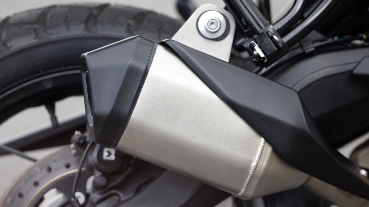 Kompakter Endtopf, toller Sound: Den kernigen Auspuffklang verdankt die Norton Atlas nicht zuletzt ihrer Motorenbauweise. Der flüssigkeitsgekühlte Zweizylinder arbeitet mit 270-Grad-Kurbelwelle und spendiert dazu ein markantes Ansauggeräusch