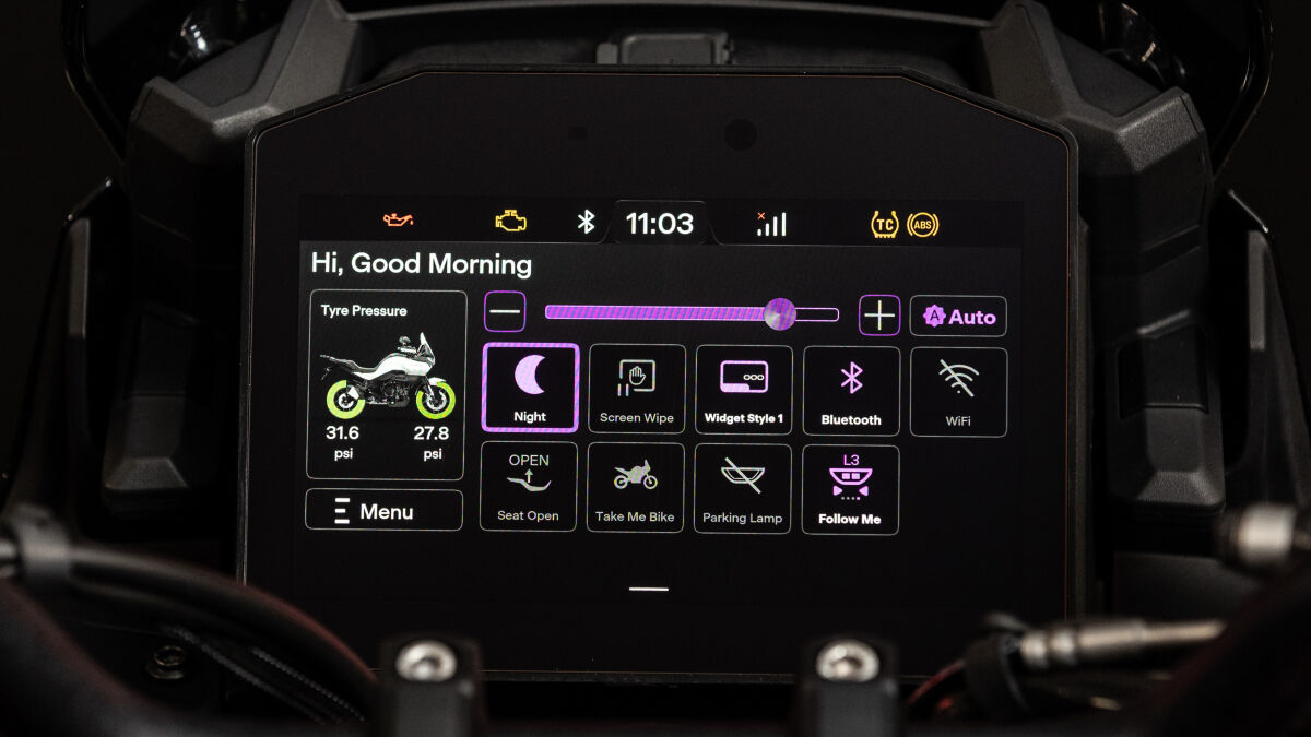 Darf es ein wenig mehr sein? Multimedia-Steuerung (Musik und Anrufe), Navigationssteuerung, GoPro-Steuerung, Over-the-air-Updates für Software (S-OTA) und Firmware (F-OTA), Fahrt-Telematik, Reifendruckkontrolle – Norton greift elektronisch in die Vollen bei der Atlas