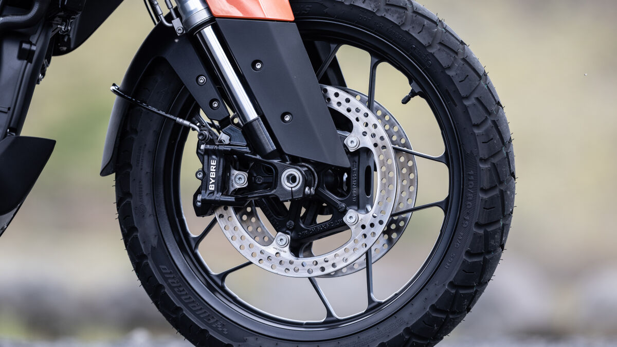 Die packen zu: großzügig dimensionierte 310-mm-Bremsscheiben vorn (Doppelscheibe) mit radial montierten Bybre-Bremssätteln