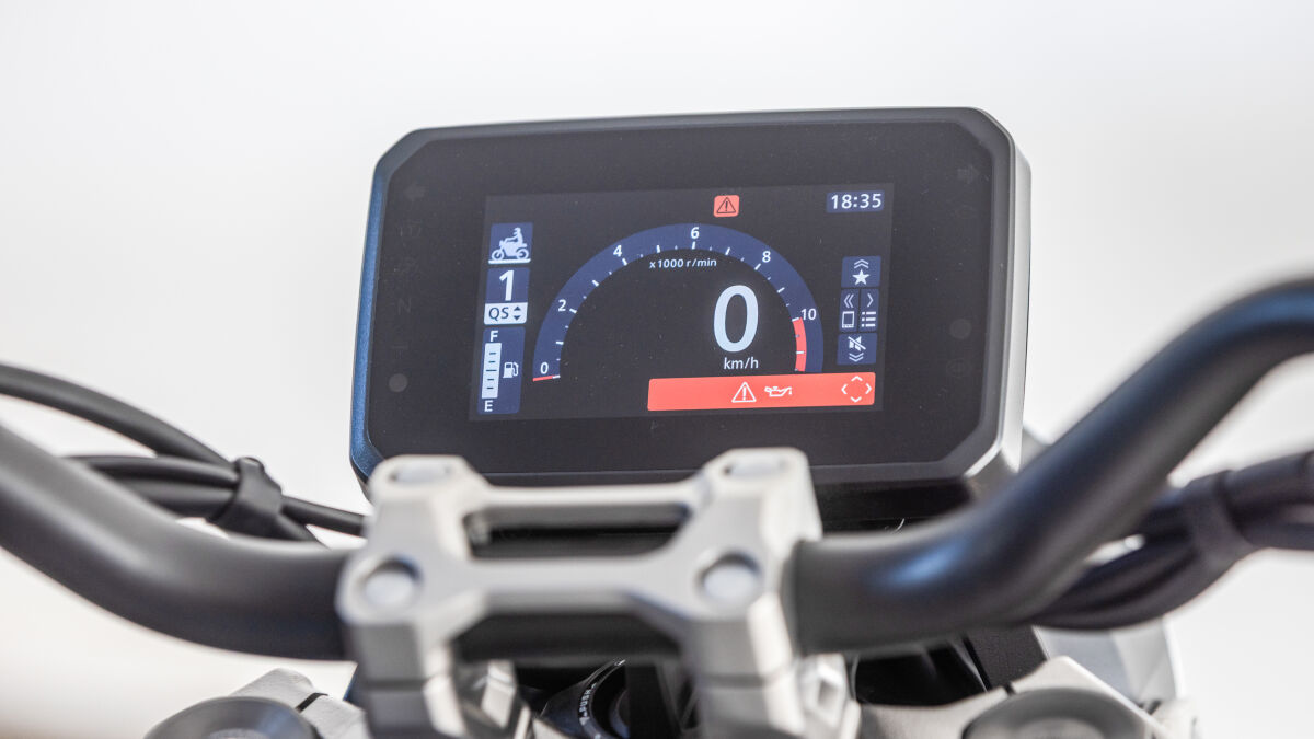 Standard-Bildschirm: Das 5 Zoll große TFT-Farbdisplay der CB1000F baut Honda in diverse Modelle ein