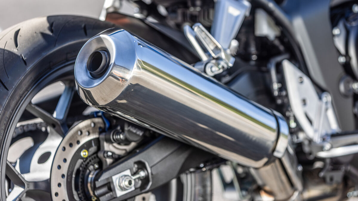 Der verchromte Endtopf sorgt für Gänsehaut. Die CB1000F führt eine wunderbare 4-in-2-in1-Verbrennungs-Symphonie auf