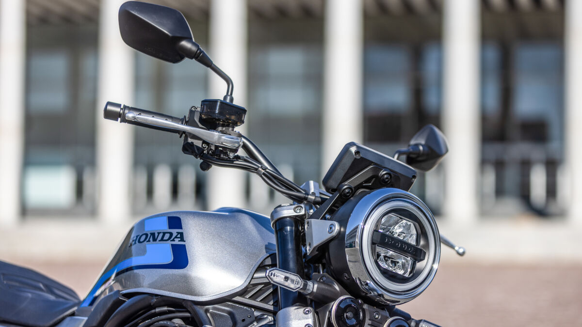 Sämtliche Beleuchtungen arbeiten mit LED-Technik. Die Blinker fallen deutlich kleiner aus als bei der CB900F, die 1979 nach Deutschland kam