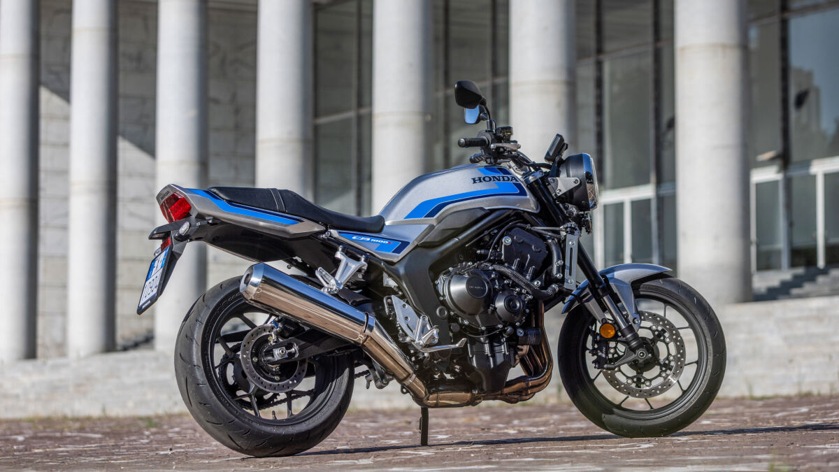 17-Zoll-Räder, einstellbare 41-mm-USD-Gabel, 795 mm Sitzhöhe. Die Lackierungen der neuen CB1000F zitieren Design der seligen CB900F Bol d'Or, die auf der 750er-Langstrecken-Rennmaschine RCB basierte