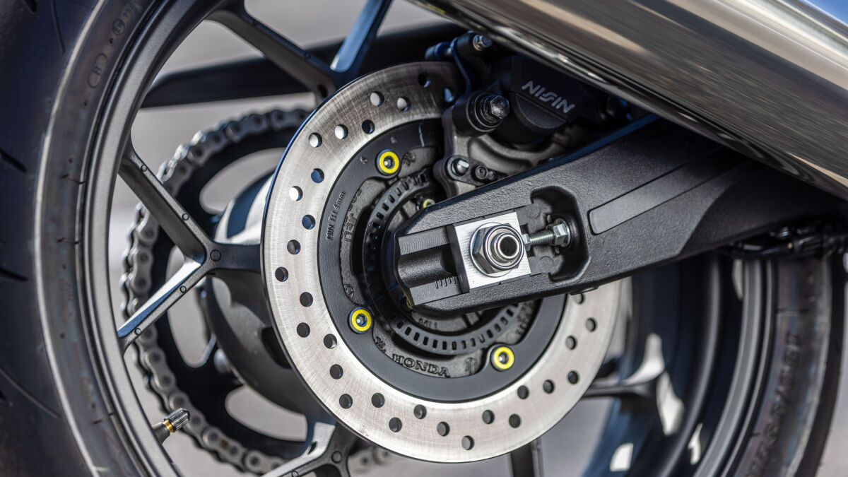 Familienanker: Hinten setzt die Honda CB1000F wie die Hornet auf eine 240-mm-Einzelbremsscheibe mit Einkolbenbremszange