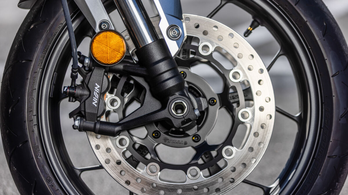 Keine faulen Kompromisse: Vorn arbeitet eine 310-mm-Doppelbremsscheibe mit radial montierten Vierkolbenbremszangen von Nissin
