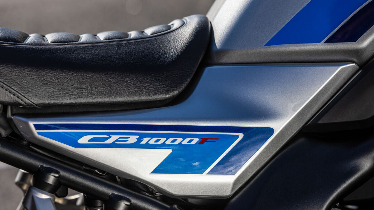 Dritte im Bunde: Mit der CB1000F baut Honda seine Einliter-Baureihe auf drei Modelle aus. Die maximale Zuladung des Retro-Roadsters beträgt 184 kg, macht 398 kg zulässiges Gesamtgewicht