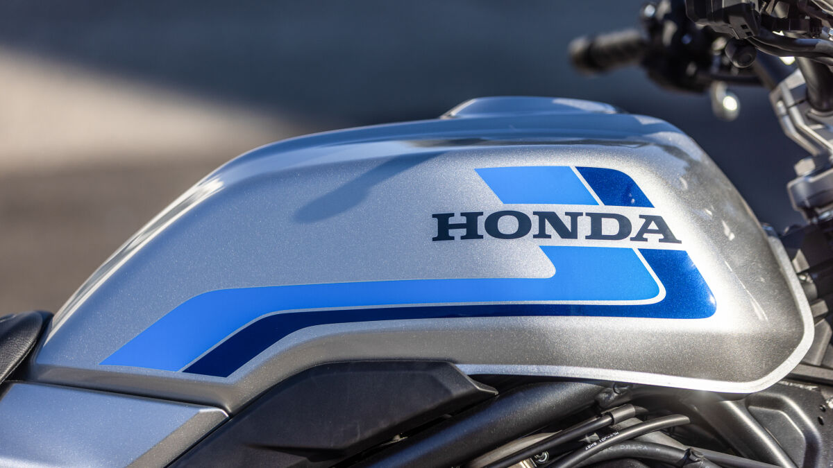 Silberner 16-Liter-Tank und zwei unterschiedliche Blautöne für die Rennstreifen: In diesem Look erinnert die neue Honda CB1000F schwer an die Racing-Ära von Freddie Spencer