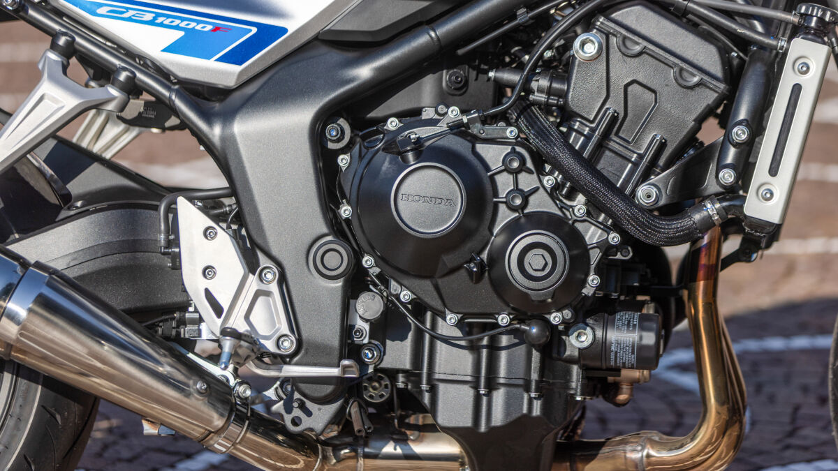 Schwarzer Block: Knapp 124 PS bei 9.000 Umdrehungen pro Minute und 103 Nm bei 8.000 U/min leistet der Einliter-Vierzylinder von Honda in der neuen CB1000F