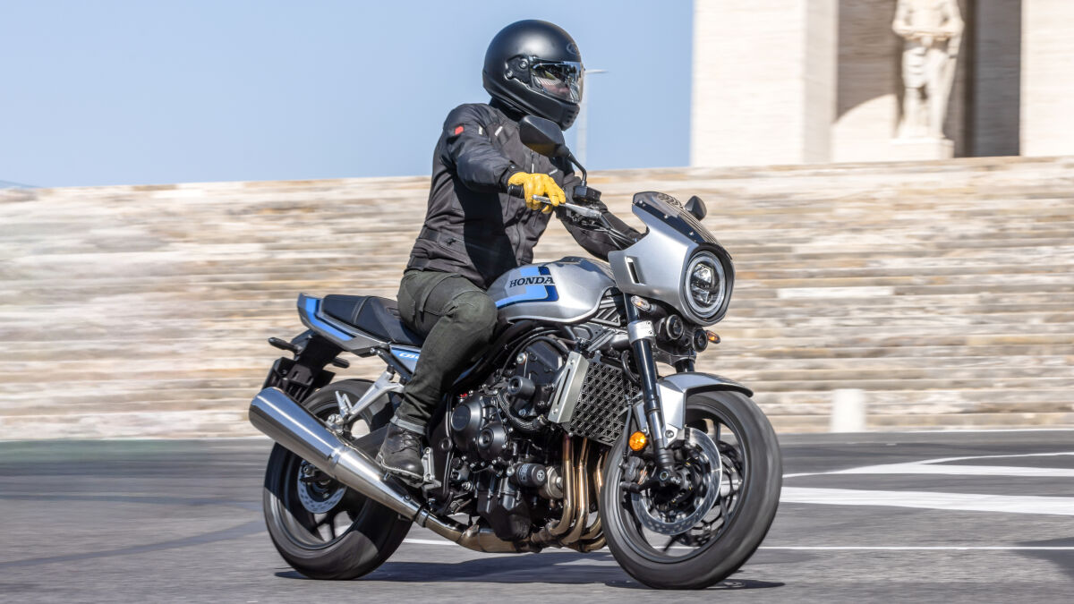 Honda spendiert der CB1000F eine 6-Achsen-IMU für schräglagenabhängig arbeitende Assistenzsysteme. Die schmucke Scheinwerferverkleidung gibt es als Extra oder als Bestandteil des Zubehörpakets Sport