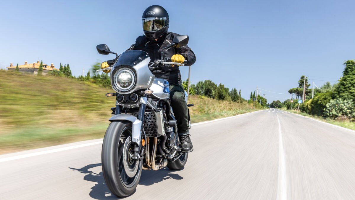 Im Oktober 2026 soll die CB1000F zu den Honda-Händlern kommen. Startpreis inklusive Nebenkosten: 12.329 €. Damit kostet sie 1.600 € mehr als die CB1000 Hornet und 230 € weniger als die Hornet SP