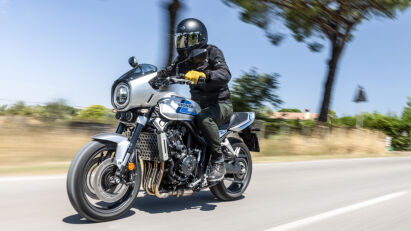 CB1000F 2026 fahrend seitlich