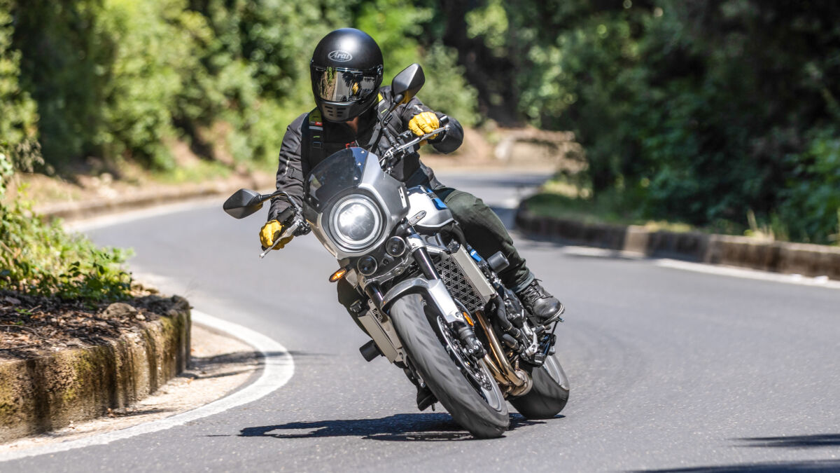 Runder LED-Scheinwerfer, Scheinwerferverkleidung (optional), zwei Hupen und der Charme vergangener Jahrzehnte: Mit der neuen CB1000F bringt Honda einen fulminanten Roadster auf die Straße
