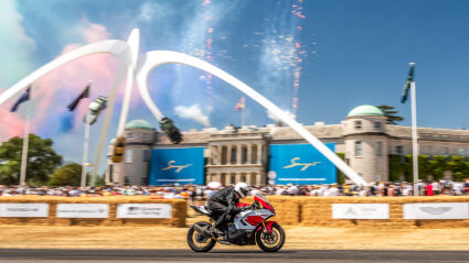 Yamaha in Goodwood: Kenny Roberts fährt die XSR900 GP den Hill hinauf
