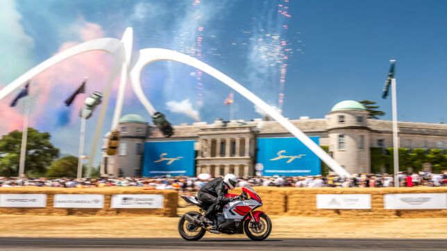 Yamaha in Goodwood: Kenny Roberts fährt die XSR900 GP den Hill hinauf