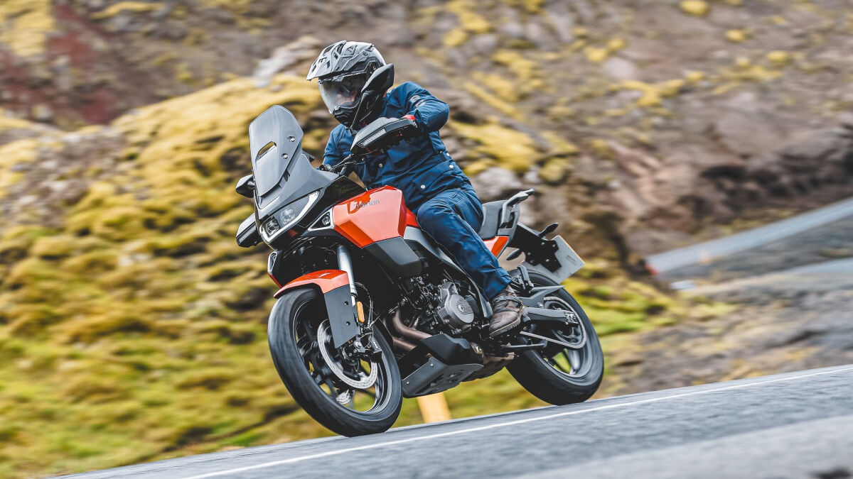 Fünf Farben hat Norton für die neue Atlas angerührt. Das Topmodell Apex bietet vier davon aufpreisfrei, unter anderem Sinopia Orange