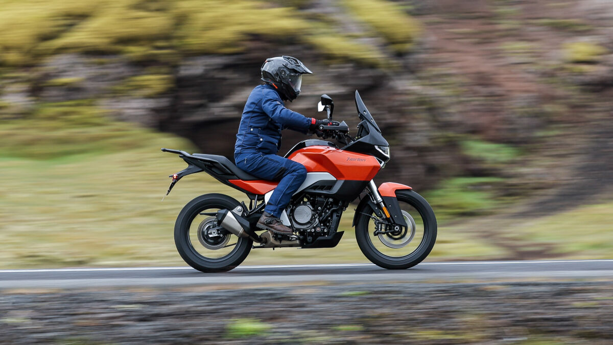 Ergonomisch macht die neue Norton Atlas alles richtig. Knieschluss, Windprotektion, Lenkerbreite – der Fahrer sitzt aufrecht und entspannt. Die Sitzhöhe beträgt moderate 845 mm