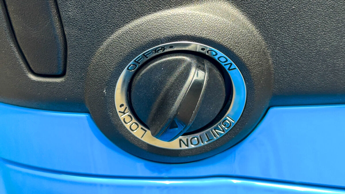 Statt über einen Zündschlüssel wird der Motor über einen zentralen Drehknauf aktiviert