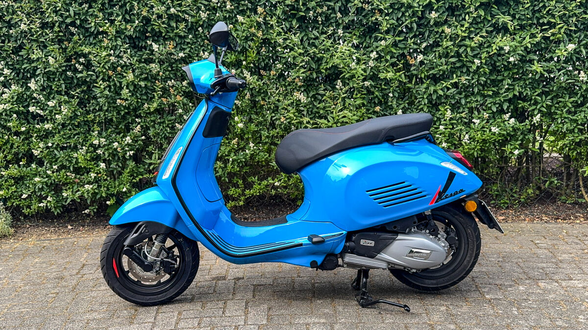 Den gleichen Effekt soll ein „Kühlergrill“ mit fünf Schlitzen an der linken Backe erzielen, doch nicht nur Vespa-Kenner ahnen, dass es sich dabei um Fake-Design handelt