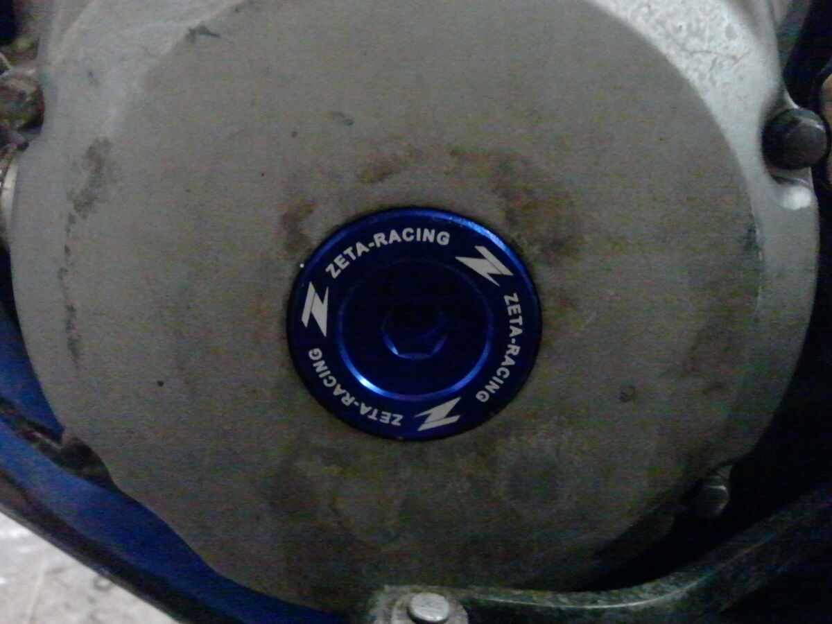 Neuer ZETA RACING Inspektionsdeckel, der Originale mußte wie üblich herausgestemmt werden