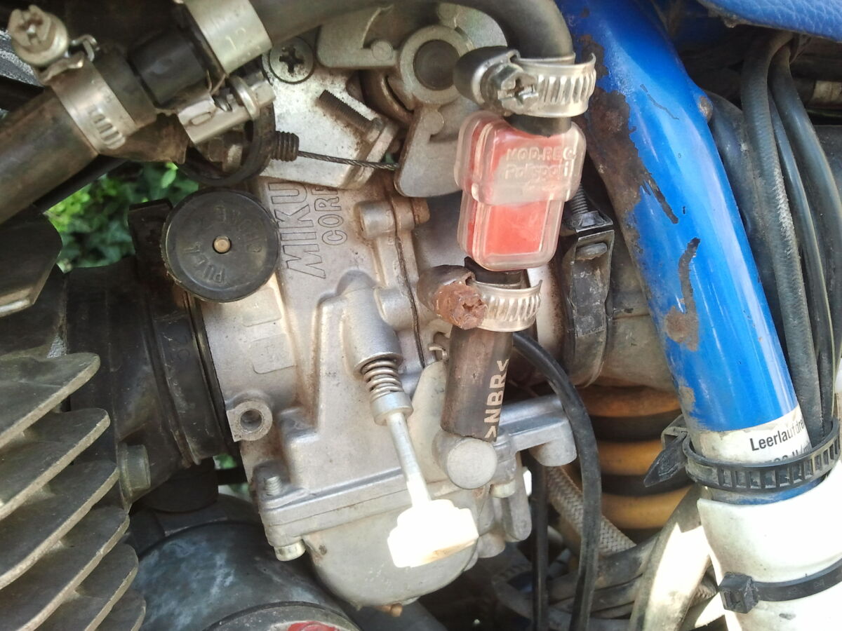 TM 36-31 in DR 350 mit 15 Liter Acerbis Tank und dazwischen gequetschtem Benzinfilter