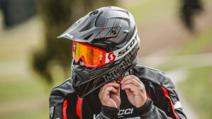 Neuer Carbon-Crosshelm von Nishua bei Louis erhältlich