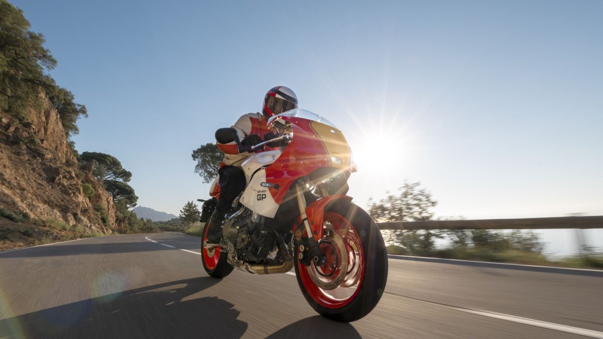 Yamaha erweitert seine Sport Heritage Reihe mit der XSR900 GP um eine Hommage an die Grand-Prix-Nostalgie der 1980er-Jahre.