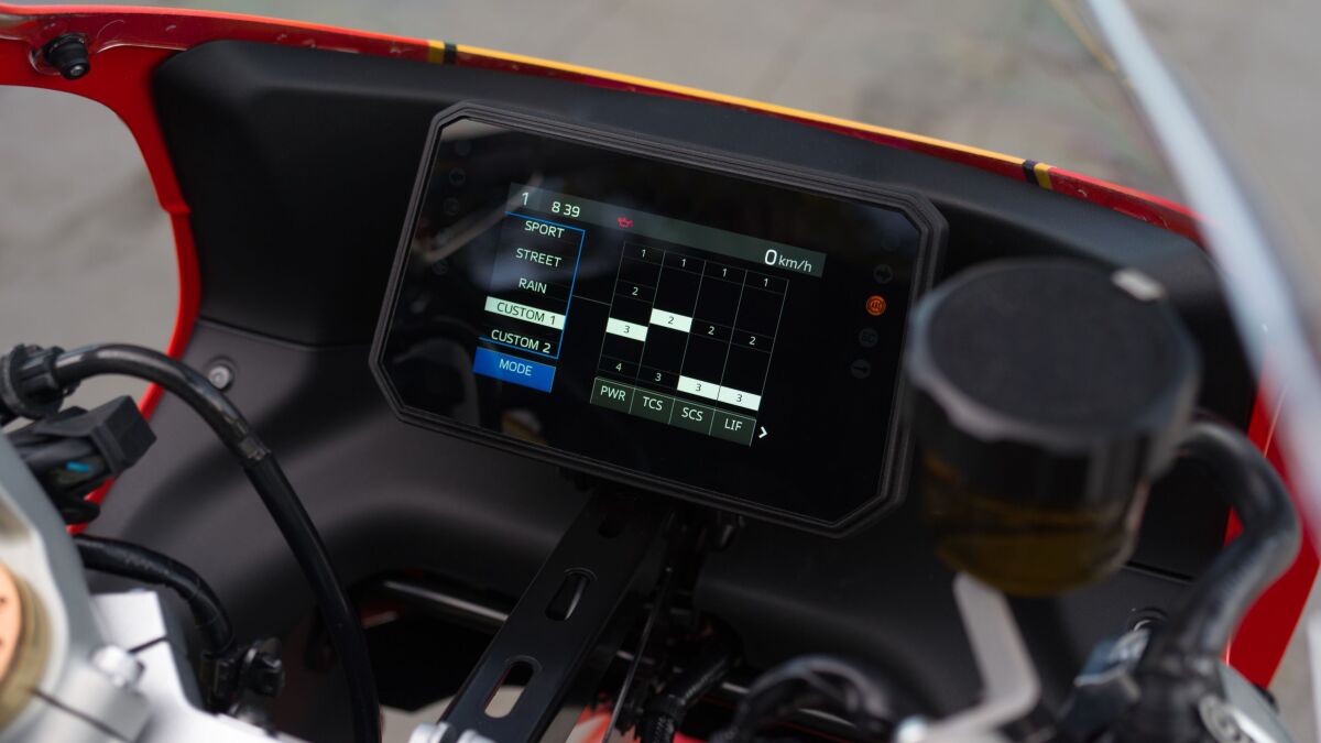 Über das 5-Zoll-TFT-Farbdisplay lassen sich die Fahrmodi frei konfigurieren. Durch Konnektivität können auch Anrufe entgegengenommen, Musik gesteuert oder eine Pfeilnavigation eingerichtet werden.