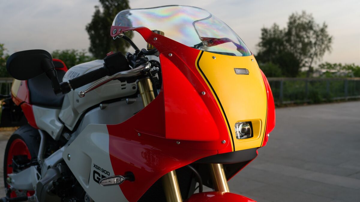 Runde Kanzel, kantige Seitenteile: Das Design orientiert sich am aerodynamischen Wandel der Grand-Prix-Bikes Yamahas ab 1982.