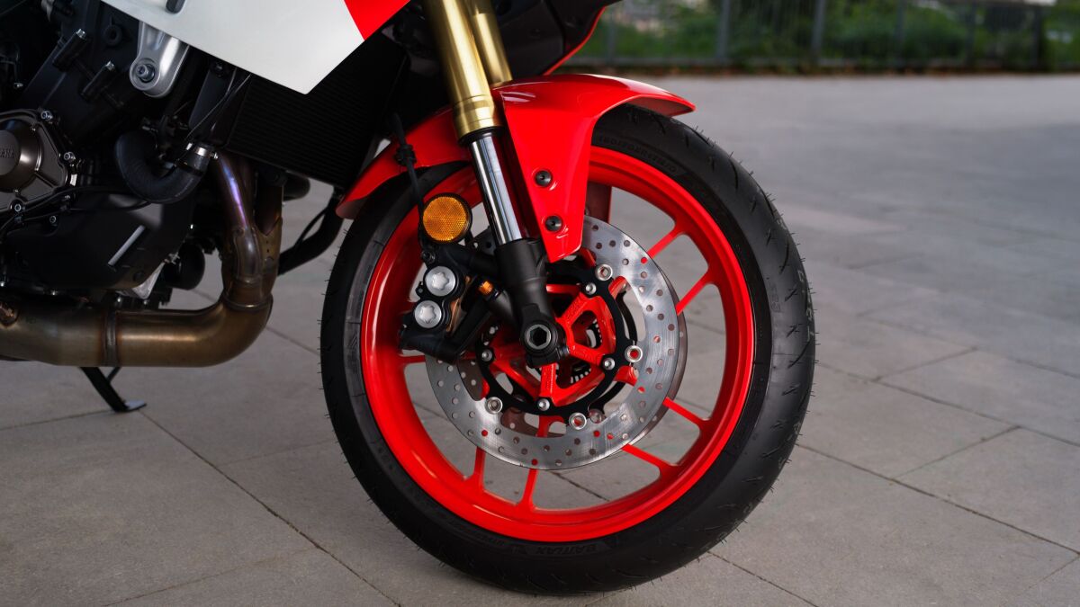 Bremsanalage von Brembo und voll einstellbare Upside-Down-Telegabel von KYB. Vorspannung, Zug- und Druckstufe lassen sich vom Fahrer individuell einstellen.