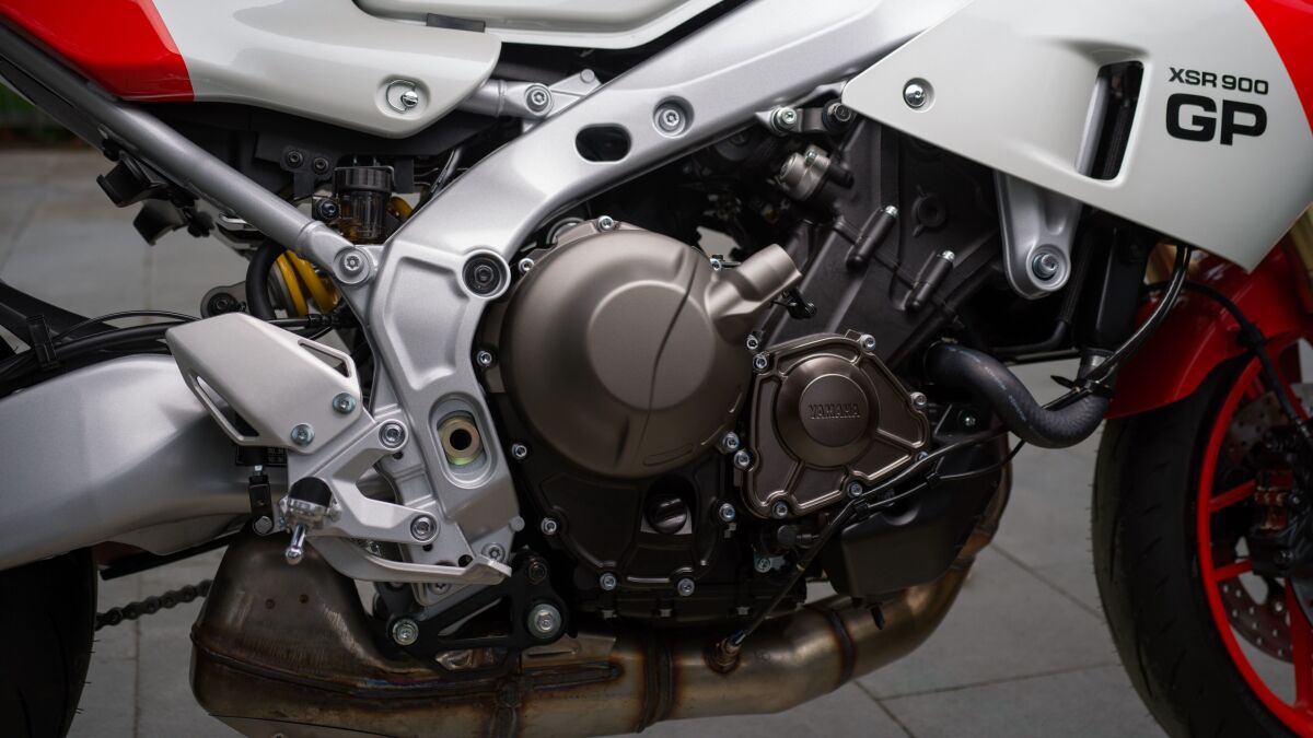 Angebtrieben vom CP3-Motor und ausgestattet mit umfangreicher Assistenz ist die Yamaha XSR900 GP das neueste Modell aus Yamahas Sport Heritage Reihe.