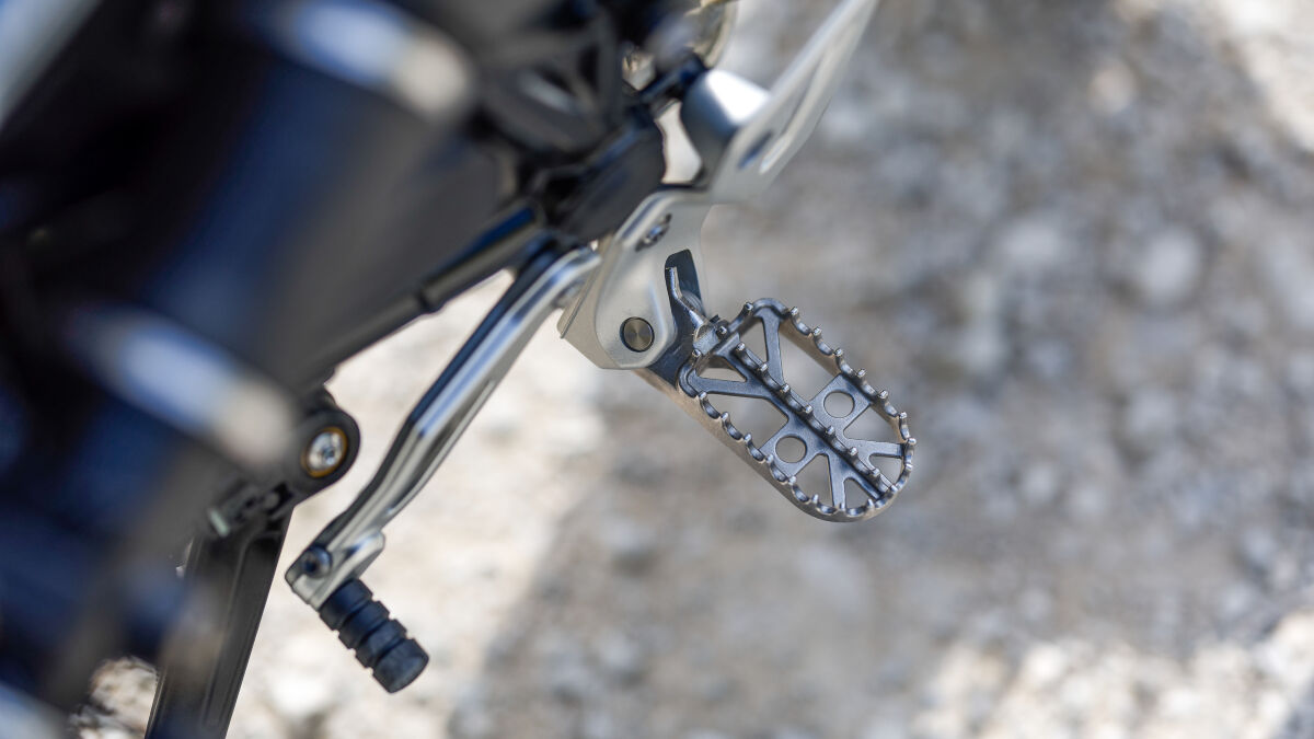 Zum Enduro Pro-Paket gehören auch breite, gezackte Fußrasten für besseres Stehen