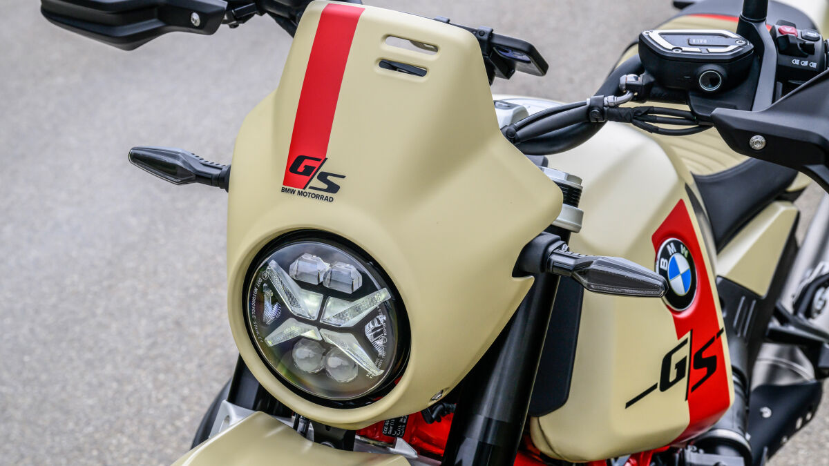 Serienmäßig ist die niedrige Lampenmaske, hier in Sandrover matt mit Racingrot