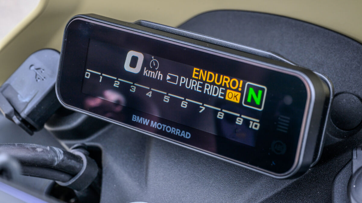 Das Digitaldisplay statt des hübschen Rundinstruments erfordert 125,-- Euro Aufpreis