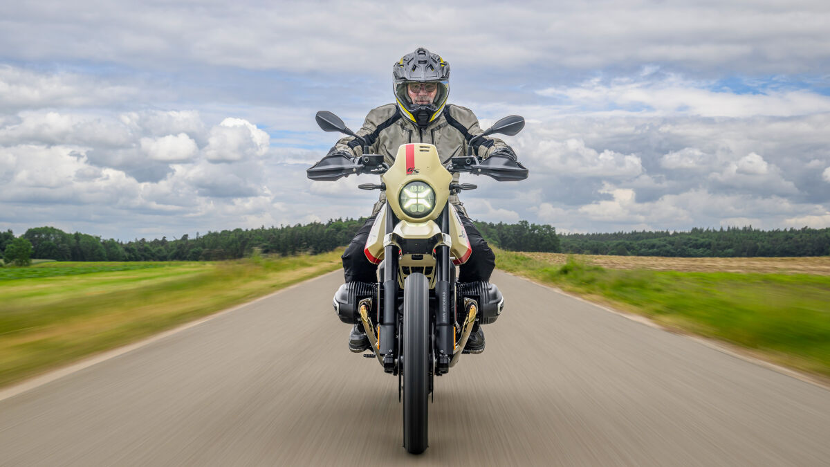 BMW R 12 G/S in der Ausstattung Option 719 mit kreuzförmig gestyltem Tagfahrlicht