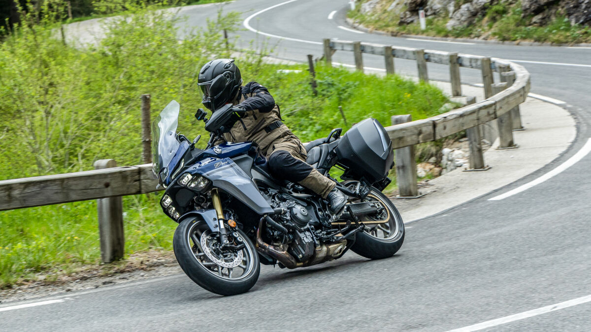 Der Gattungsbegriff Sporttourer kommt nicht von ungefähr. Die Yamaha Tracer 9 GT+ beweist, dass man auch mit dem Schaltassistenten Y-AMT (Serie) richtig viel Fahrspaß haben kann. Für die Tracer 9 GT kann der Schaltautomat optional geordert werden. Aufpreis: 1.200,-- Euro