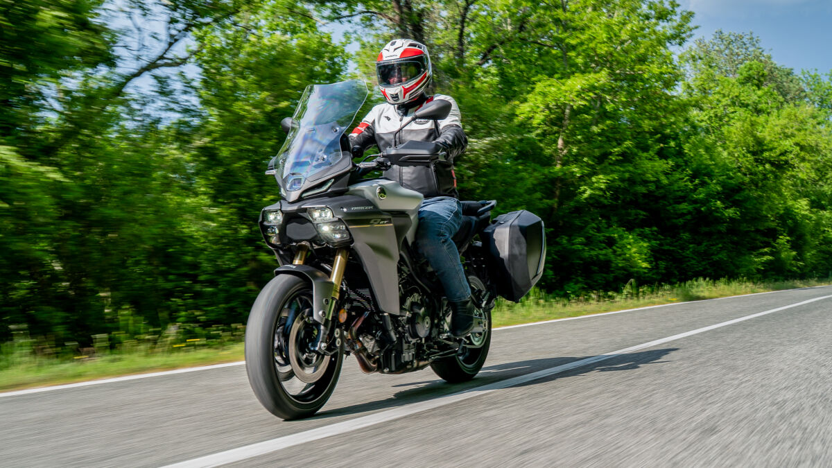 Aller Yamaha Tracer 9 GT Anfang: Die neue Basis-GT kommt ganz klassisch mit 6-Gang-Schaltgetriebe. Serienmäßig gibt es dazu Yamahas sehr gut funktionierenden Quickshifter (Blipper) der dritten Generation. Preis in Ceramic Ice (Foto) oder Tech Black: ab 16.049,-- Euro inklusive Nebenkosten